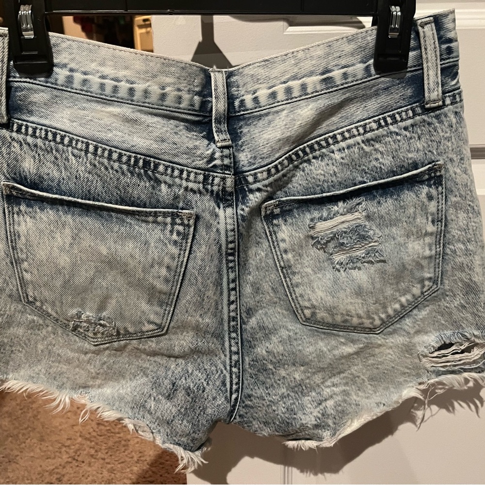 SIZE MEDIUM HIGH RISE DISTRESSED ACID WASH DENIM SHORTS - Picture 6 of 6